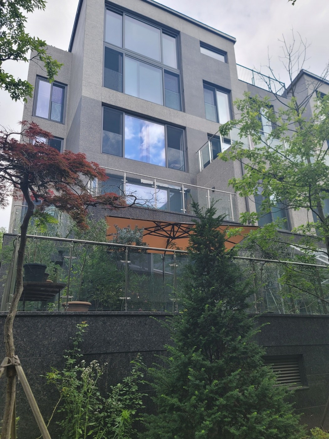 대형 테라스를 갖춘 숲세권 아파트 매물 사진